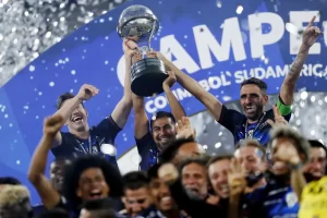 Sornoza levanta o troféu do Del Valle campeão da Sul-Americana 2022 — Foto: REUTERS/Agustin Marcarian
