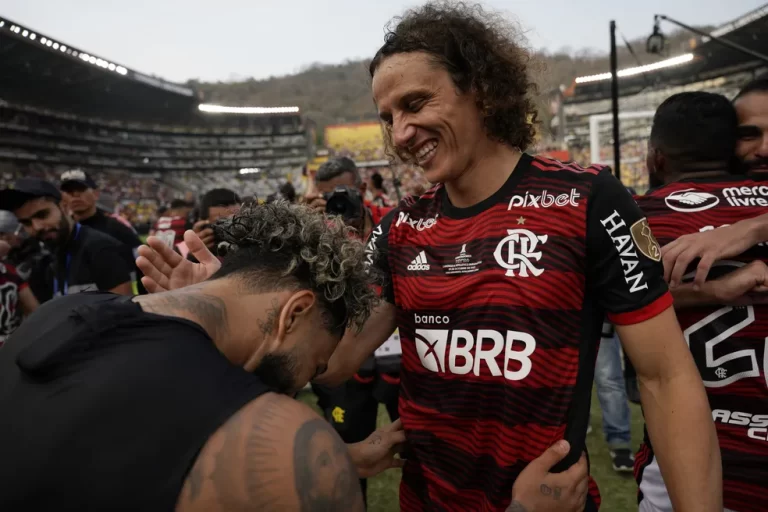 David Luiz ao lado de Gabigol em título da Libertadores de 2022 (Foto: Foto: Santiago Arcos / Reuters)