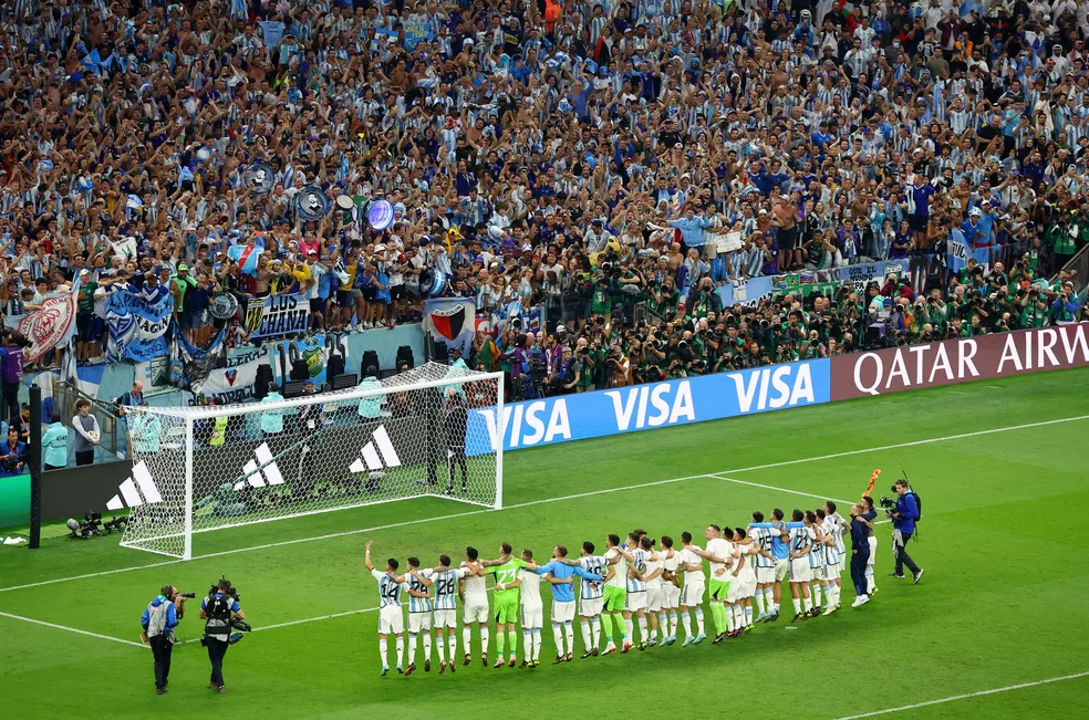 Jogadores da Argentina comemoram com a torcida no Estádio Lusail a classificação para a final da Copa do Mundo