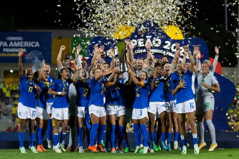 Seleção Brasileira conquistando seu 8º título da Copa América Feminina, em 2022. Foto: Thaís Magalhães/CBF