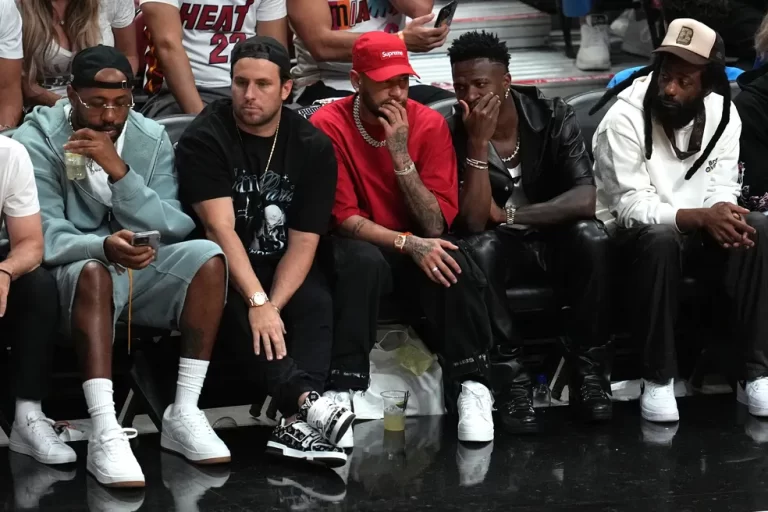 Neymar e Vini Jr na torcida para o Miami Heat — Foto: Jim Rassol-USA TODAY Sports