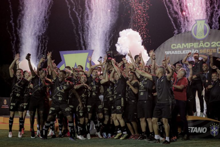 Vitória recebendo o troféu do título da Série B 2023. Foto: Maurícia da Matta/CBF