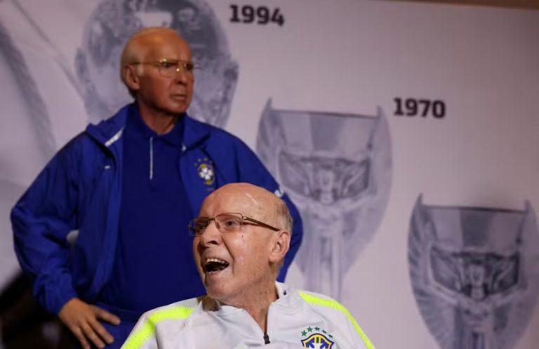 Zagallo é homenageado com estátua de cera durante cerimônia no Rio, em 2022 (Foto: Sergio Moraes / Reuters)