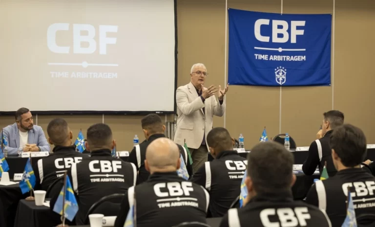 Dorival Júnior palestra para a comissão de arbitragem da CBF