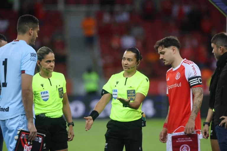 Primeira equipe de arbitragem 100% feminina na Série A do Campeonato Brasileiro foi em Internacional x Atlético-G0