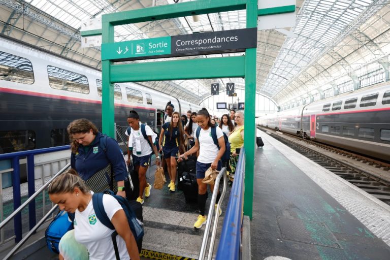 Seleção Brasileira Feminina chega a Bordeaux