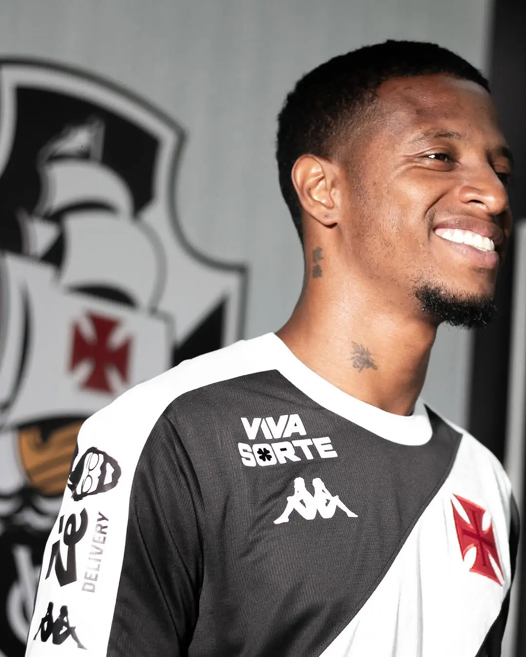 Tchê Tchê com a camisa do Vasco