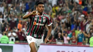 Lelê comemora gol pelo Fluminense.