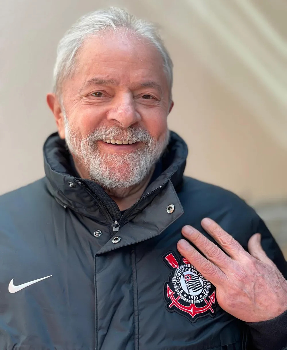 Lula com casaco do Corinthians, em foto de 2021 — Foto: Reprodução / Ricardo Stuckert