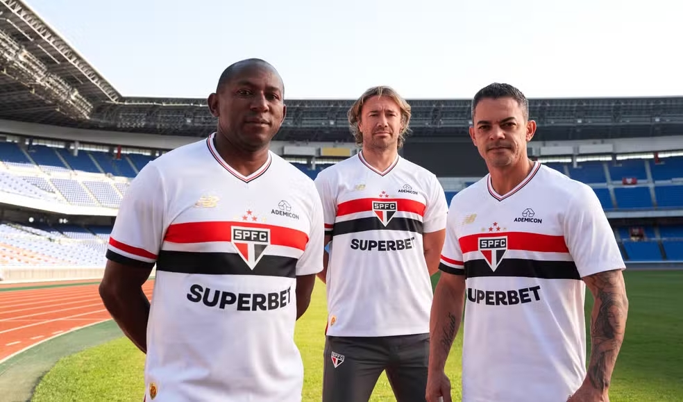 Mineiro, Lugano e Josué com a nova camisa do São Paulo no Japão — Foto: Divulgação