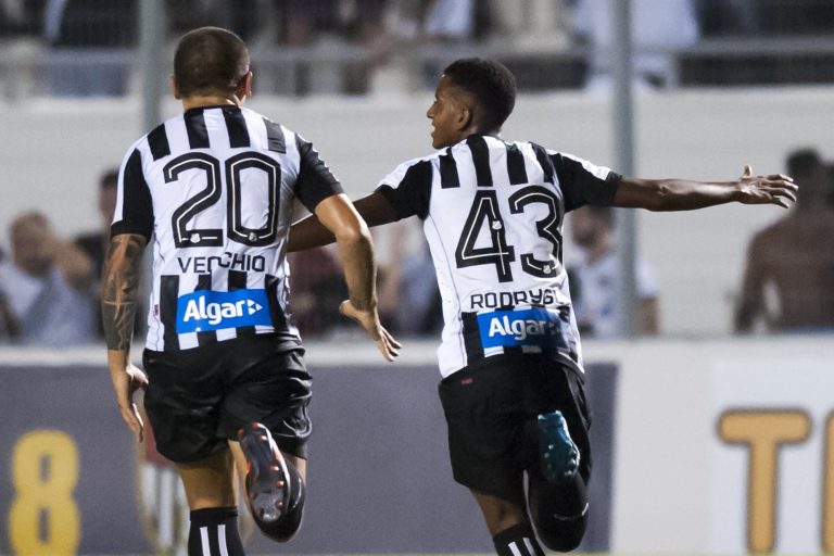 Jogadores do Santos comemoram gol diante da Ponte Preta