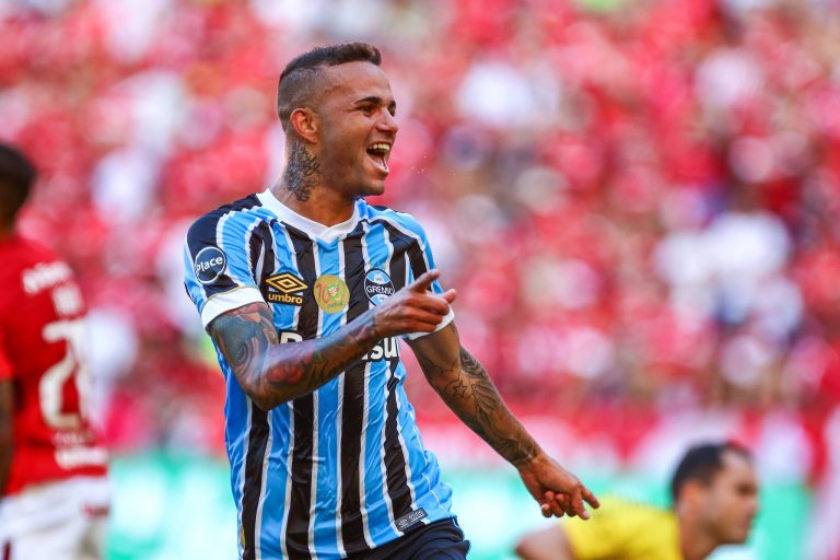 Luan comemora gol com a camisa do Grêmio