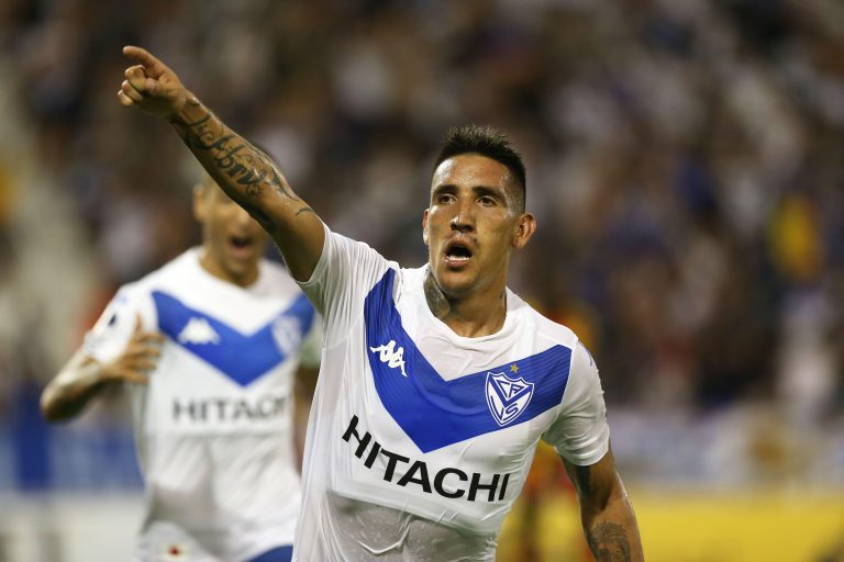 Centurión, em campo pelo Vélez