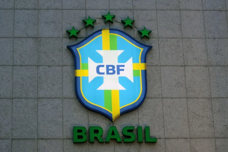 Escudo da CBF na fachada da sede da entidade. Foto: A.PAES/Alamy Stock Photo