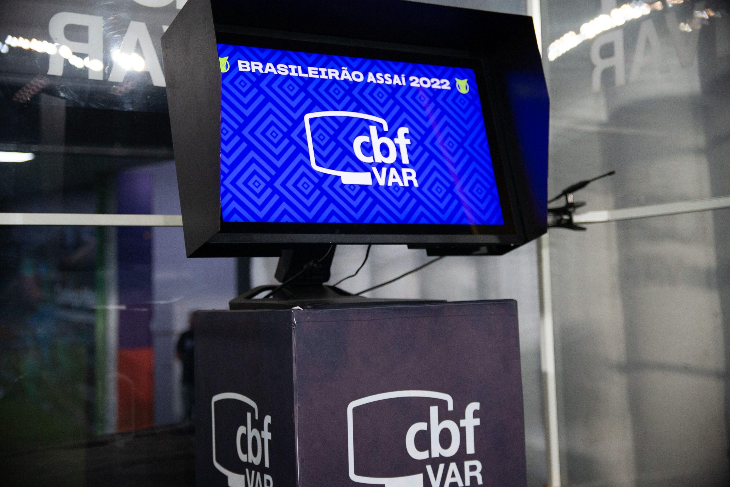 Monitor do VAR da Série A do Campeonato Brasileiro 2021. Foto: Gil Gomes/AGIF/Sipa USA/Alamy Live News