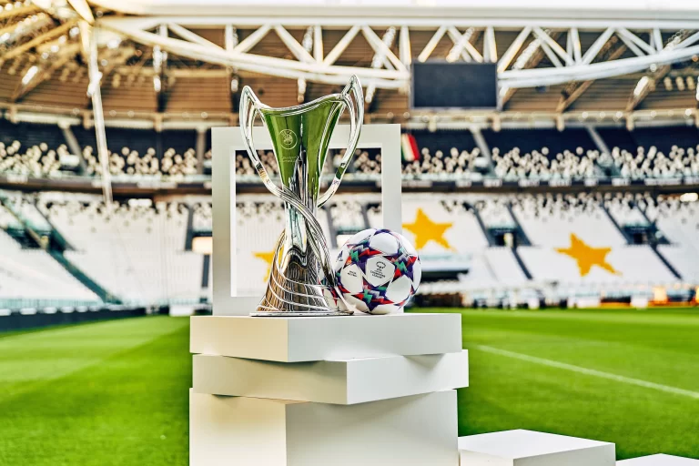 Taça e bola da UWCL, Champions League Feminina. Foto: FUFA61/Alamy Stock Photo