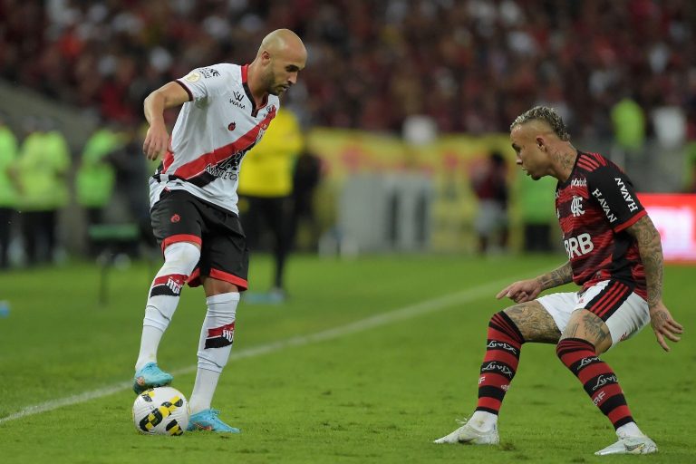 Flamengo e Atlético-GO se enfrentam neste domingo (28). Foto: Divulgação / A.PAES / Alamy Stock Photo