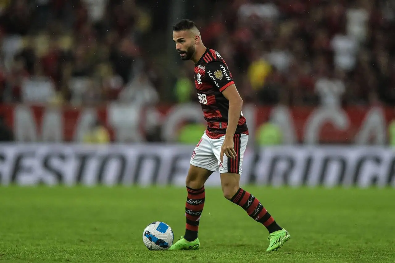 Volante Thiago Maia, com a camisa do Flamengo, domina a bola em campo