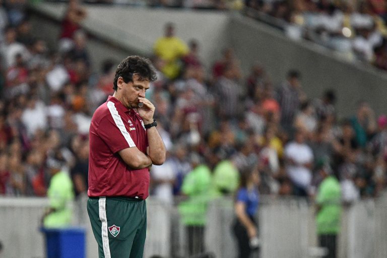 Fernando Diniz pode ser demitido do Fluminense nesta segunda-feira (24). (Foto: Divulgação / Alamy)