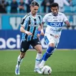 Jogadores disputam bola no jogo Grêmio x CSA, pela Série B 2022. Foto: Maxi Franzoi/AGIF/Sipa USA/Alamy Live News