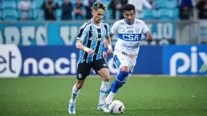 Jogadores disputam bola no jogo Grêmio x CSA, pela Série B 2022. Foto: Maxi Franzoi/AGIF/Sipa USA/Alamy Live News