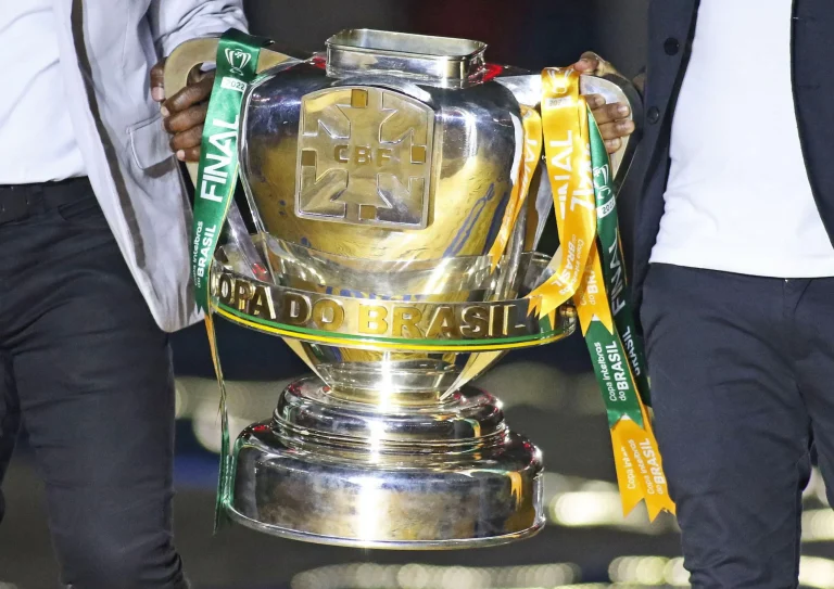 Troféu da Copa do Brasil. Foto: Action Plus Sports Images/Alamy Live News