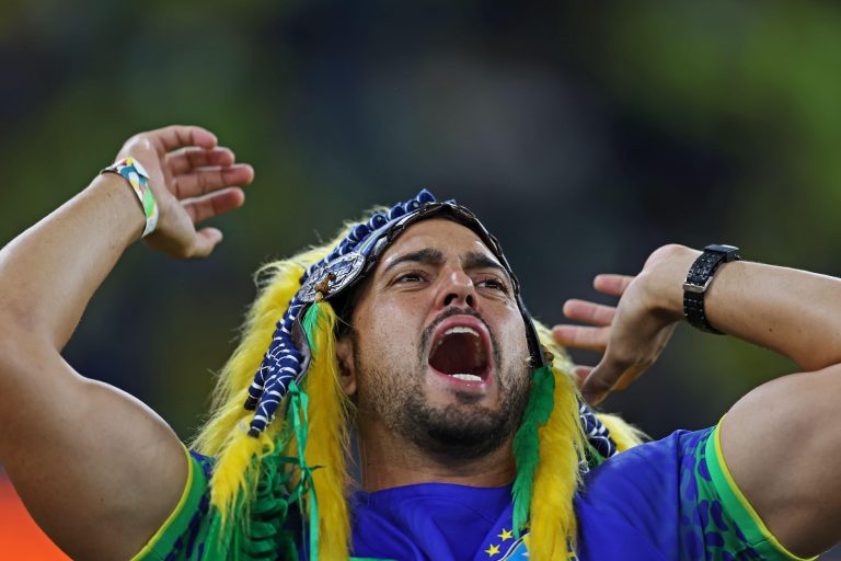 Torcedor do Brasil com touca em estádio. Foto: Action Plus Sports Images / Alamy Stock Photo