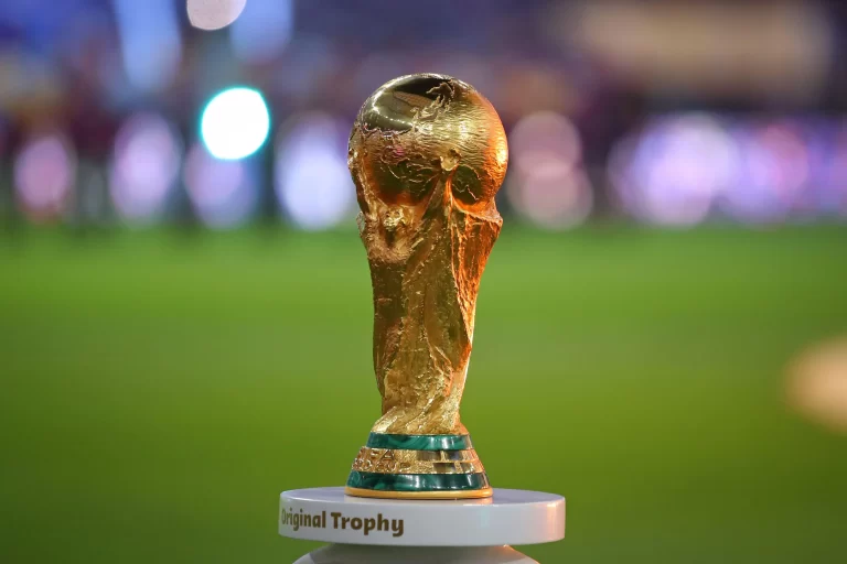 Taça da Copa do Mundo 2022. Foto: diebilderwelt/Alamy Stock