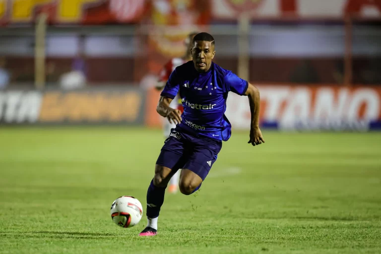 Matheus Davó, atacante do Cruzeiro. Foto: Gilson Junio/AGIF/Sipa USA/Alamy Live News