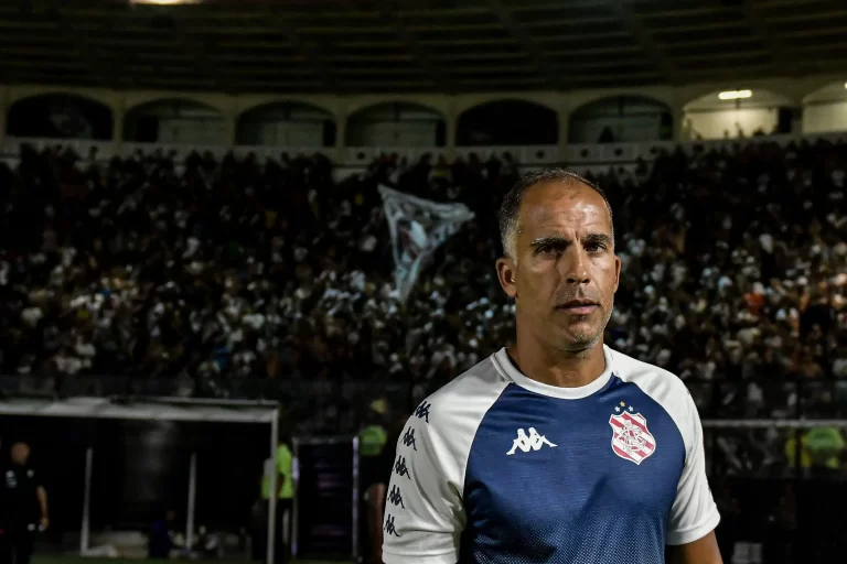 Felipe Maestro, técnico interino do Vasco. Foto: Thiago Ribeiro/AGIF/Sipa USA/Alamy Live News