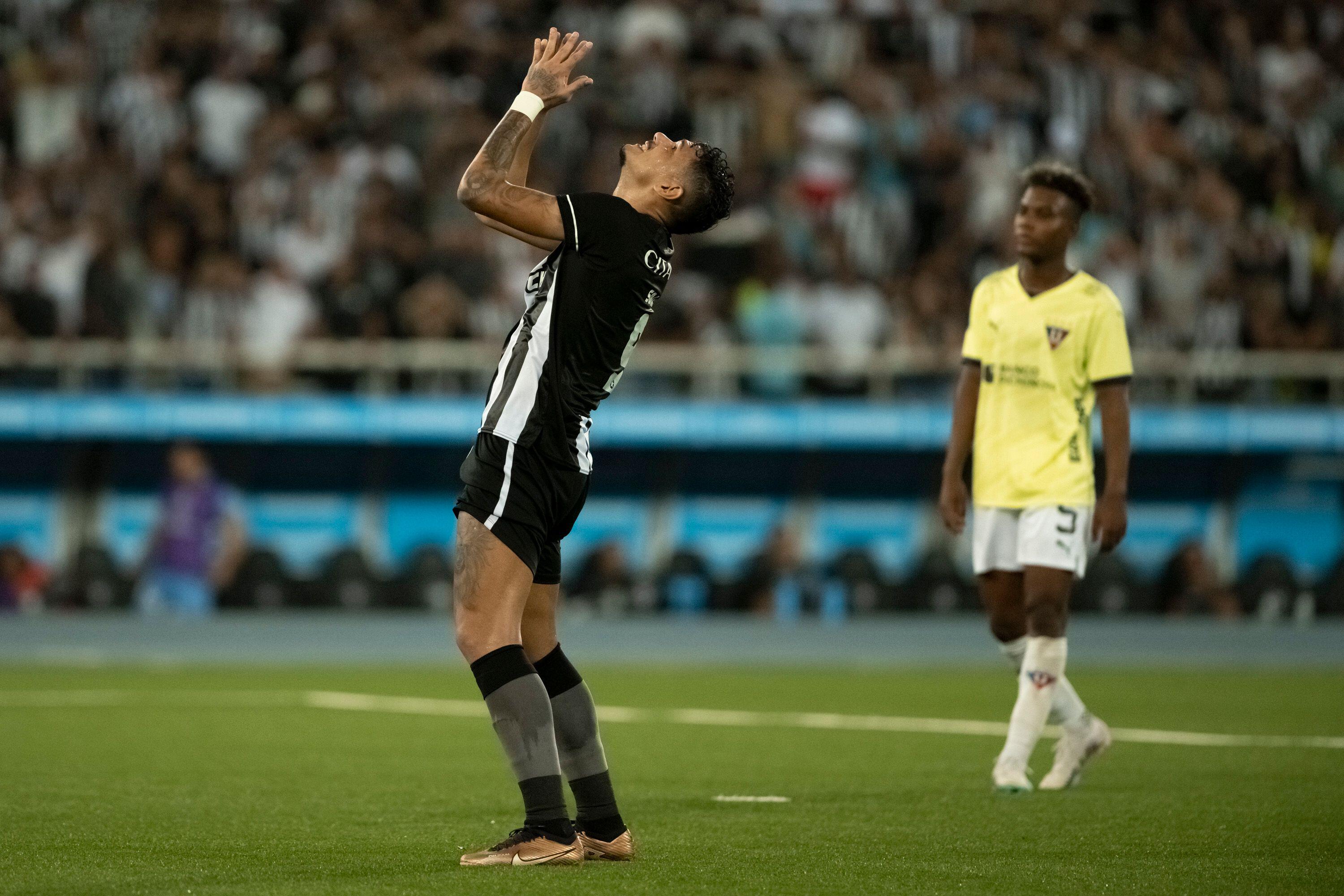 Tiquinho Soares lamentando a chance perdida contra a LDU. (Foto: Divulgação / Alamy)