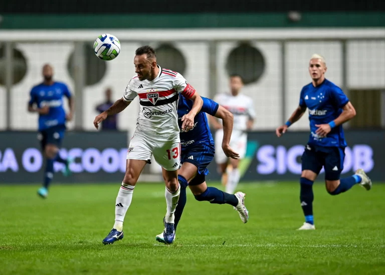 Rafinha (São Paulo) em Cruzeiro x São Paulo, Brasileirão 2023. Foto: Action Plus Sports Images/Alamy Stock Photo