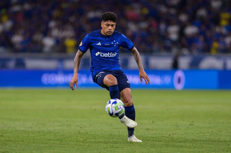 Filipe Machado, volante do Cruzeiro. Foto: Alessandra Torres/AGIF/Alamy Live News