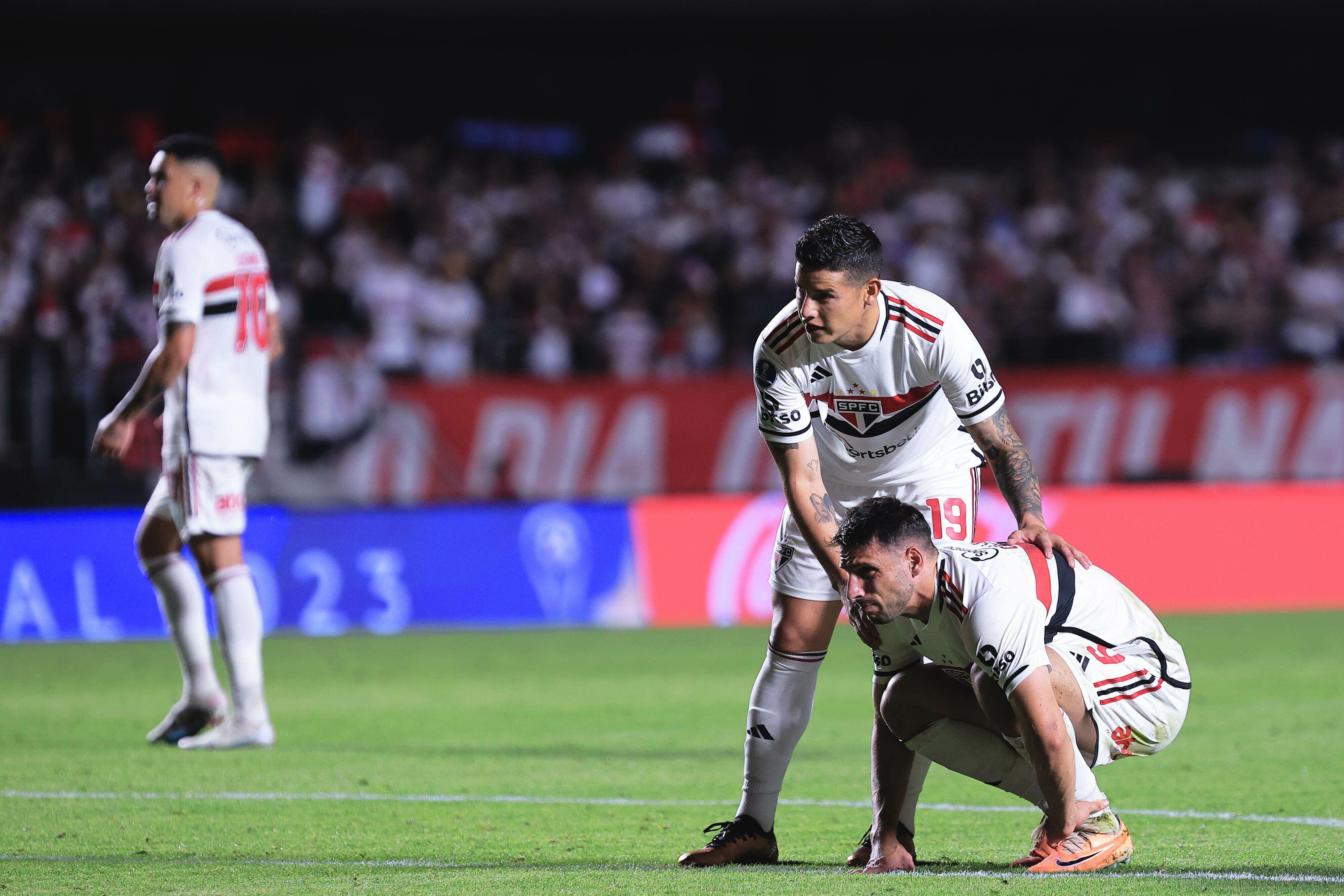 Calleri ao lado de James Rodríguez em partida do São Paulo. (Foto: Divulgação / Alamy)