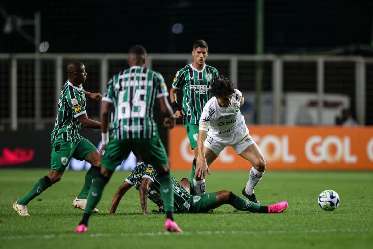 América-MG 2 x 0 Santos, 22ª rodada do Brasileirão 2023. Foto: Gilson Lobo/AGIF/Sipa USA/Alamy Stock Photo