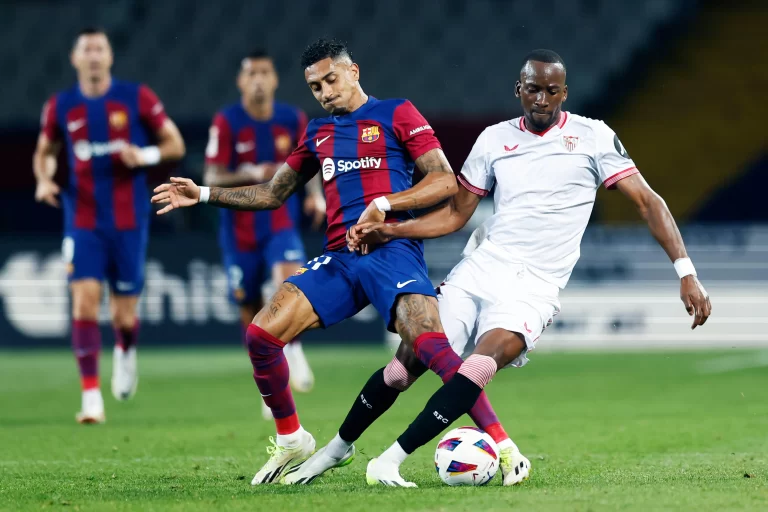 Raphinha (Barcelona) e Dodi Lukebakio (Sevilla). Foto: D .Nakashima/AFLO/Alamy Live News