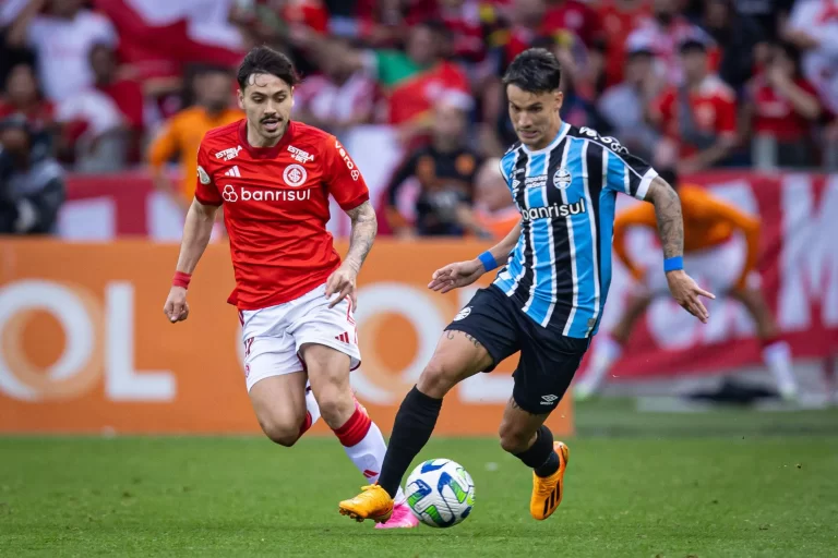 Maurício (Internacional) e Ferreirinha (Grêmio), no Brasileirão 2023. Foto: Richard Ducker/DiaEsportivo/Alamy Live News