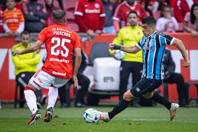 Mercado (Internacional) e Suárez (Grêmio), no Brasileirão 2023. Foto: Richard Ducker/DiaEsportivo/Alamy Live News