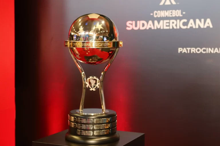 Troféu da Sul-Americana 2023. Foto: Néstor J. Beremblum/Alamy Stock Photo