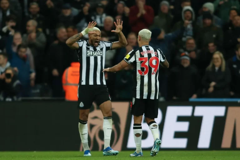 Joelinton e Bruno Guimarães, do Newcastle. Foto: MI News & Sport /Alamy Live News