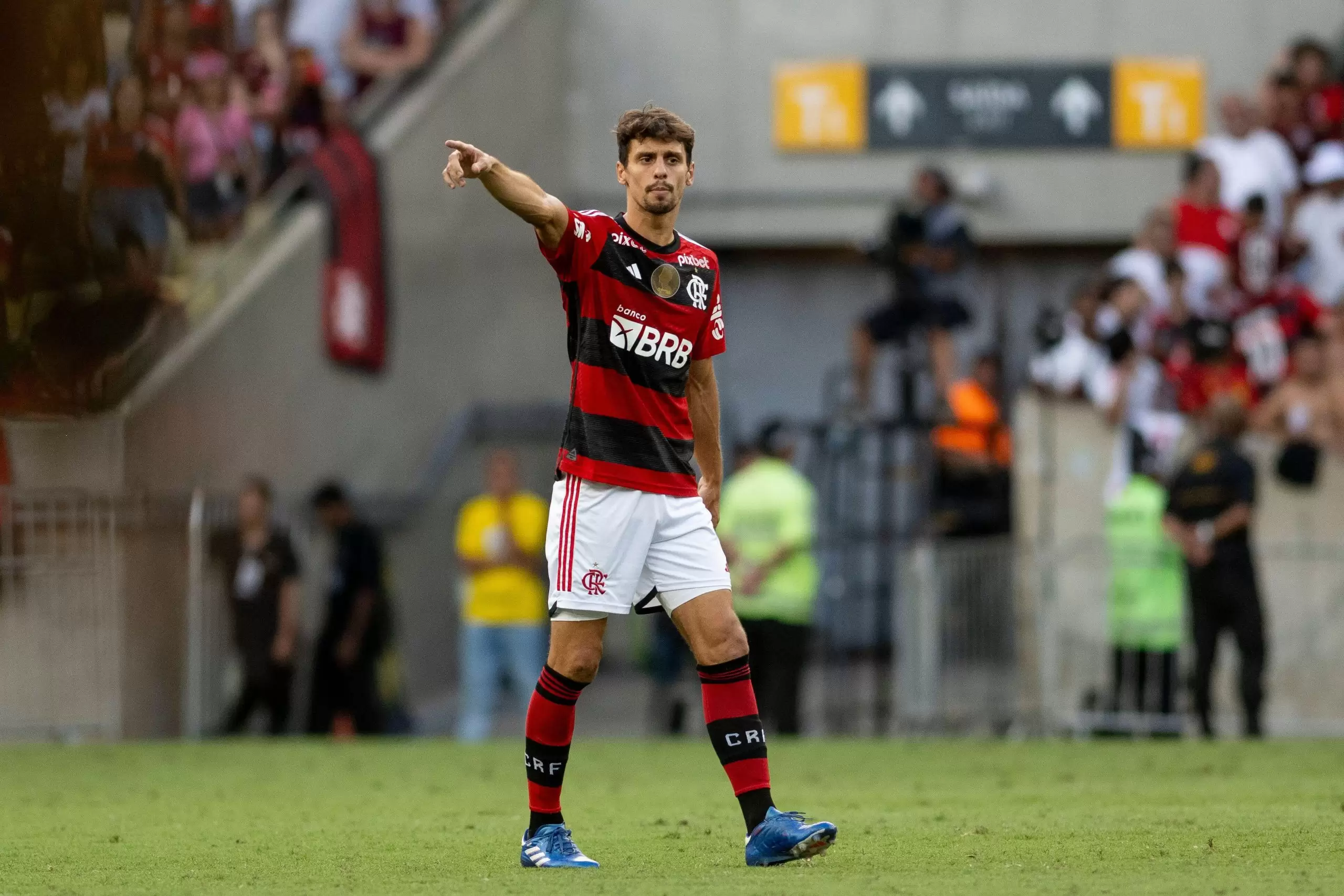 Rodrigo Caio jogando no Flamengo