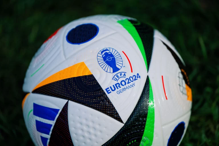 Bola da Eurocopa 2024. Foto: Howard Harrison/Alamy Stock Photo