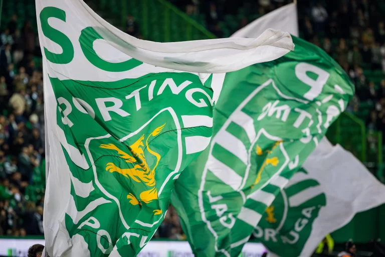 Bandeira do Sporting, de Portugal. Foto: Henrique Casinhas/SOPA Images via ZUMA Press Wire/Alamy Stock Photo