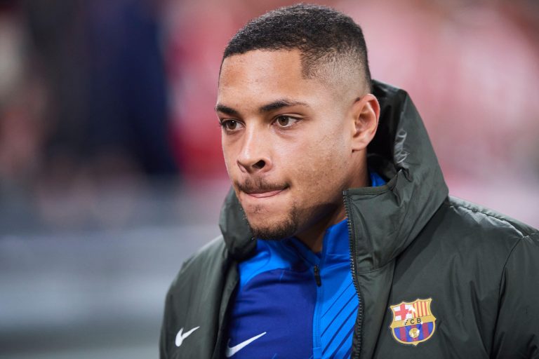 Vitor Roque, em campo pelo Barcelona