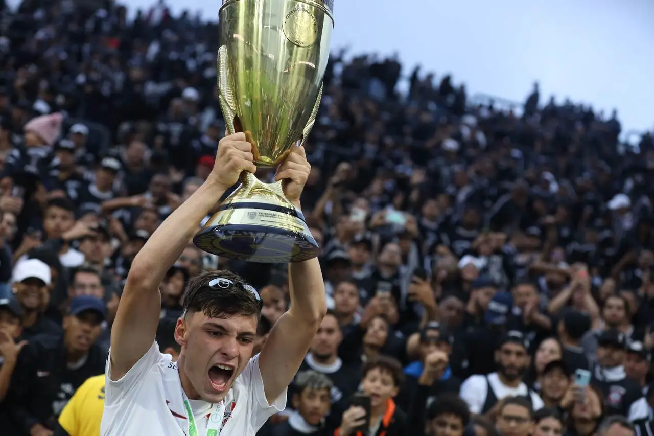 Breno Bidon, do Corinthians, com o Troféu da Copinha 2024