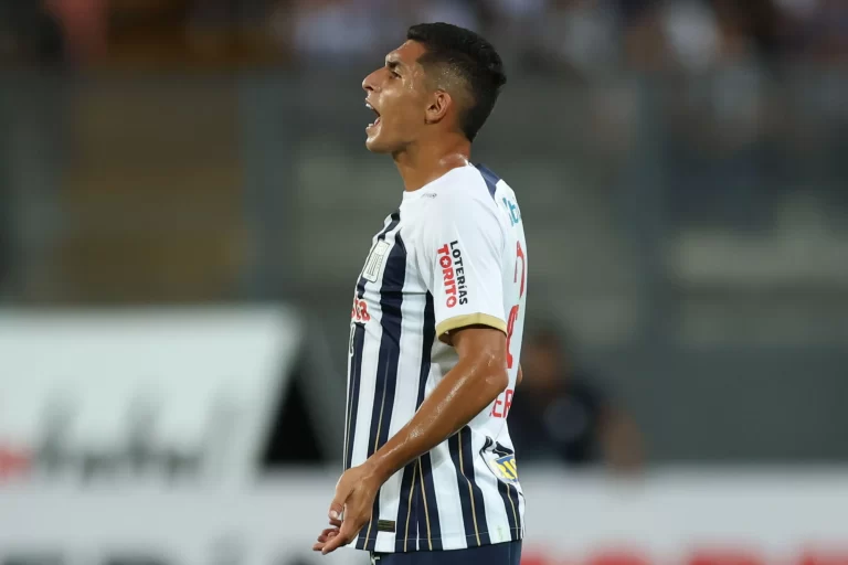 Kevin Serna, do Alianza Lima. Foto: Miguel Marrufo/PRESSINPHOTO SPORTS AGENCY/Alamy Stock Photo