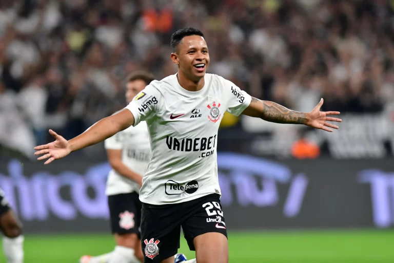 Arthur Souza, do Corinthians, no Paulistão 2024. Foto: Eduardo Carmim/Alamy Live News