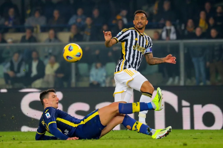 Zagueiro brasileiro Danilo, da Juventus, contra o Hella Verona. Foto: LaPresse/Alamy Live News