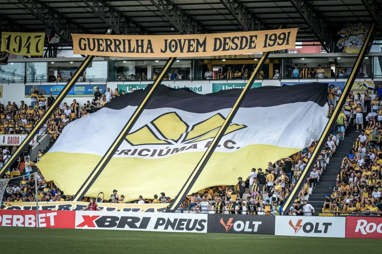 Torcida do Criciúma no Heriberto Hulse. Foto: Richard Ferrari/TheNEWS2 via ZUMA Press Wire/Alamy Stock Photo