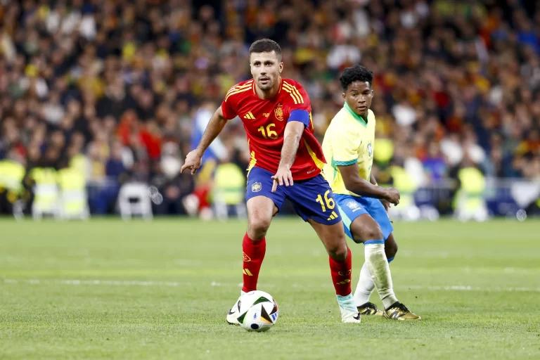 Amistoso entre Brasil e Espanha, em 2024. Rodri Hernandez e Endrick. Foto: Independent Photo Agency/Alamy Stock Photo